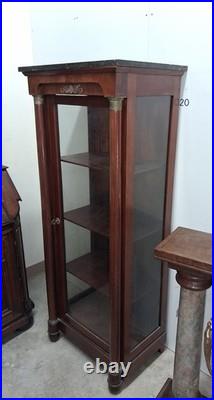 Vitrine style Empire en acajou et bronze doré, dessus marbre noir XIXe siècle