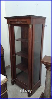 Vitrine style Empire en acajou et bronze doré, dessus marbre noir XIXe siècle