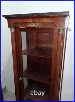 Vitrine style Empire en acajou et bronze doré, dessus marbre noir XIXe siècle