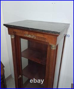 Vitrine style Empire en acajou et bronze doré, dessus marbre noir XIXe siècle