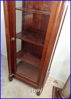 Vitrine style Empire en acajou et bronze doré, dessus marbre noir XIXe siècle