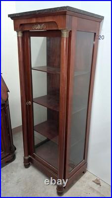 Vitrine style Empire en acajou et bronze doré, dessus marbre noir XIXe siècle