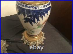 # paire de lampes à pétrole en porcelaine de chine Imari et bronze. XIX siècle